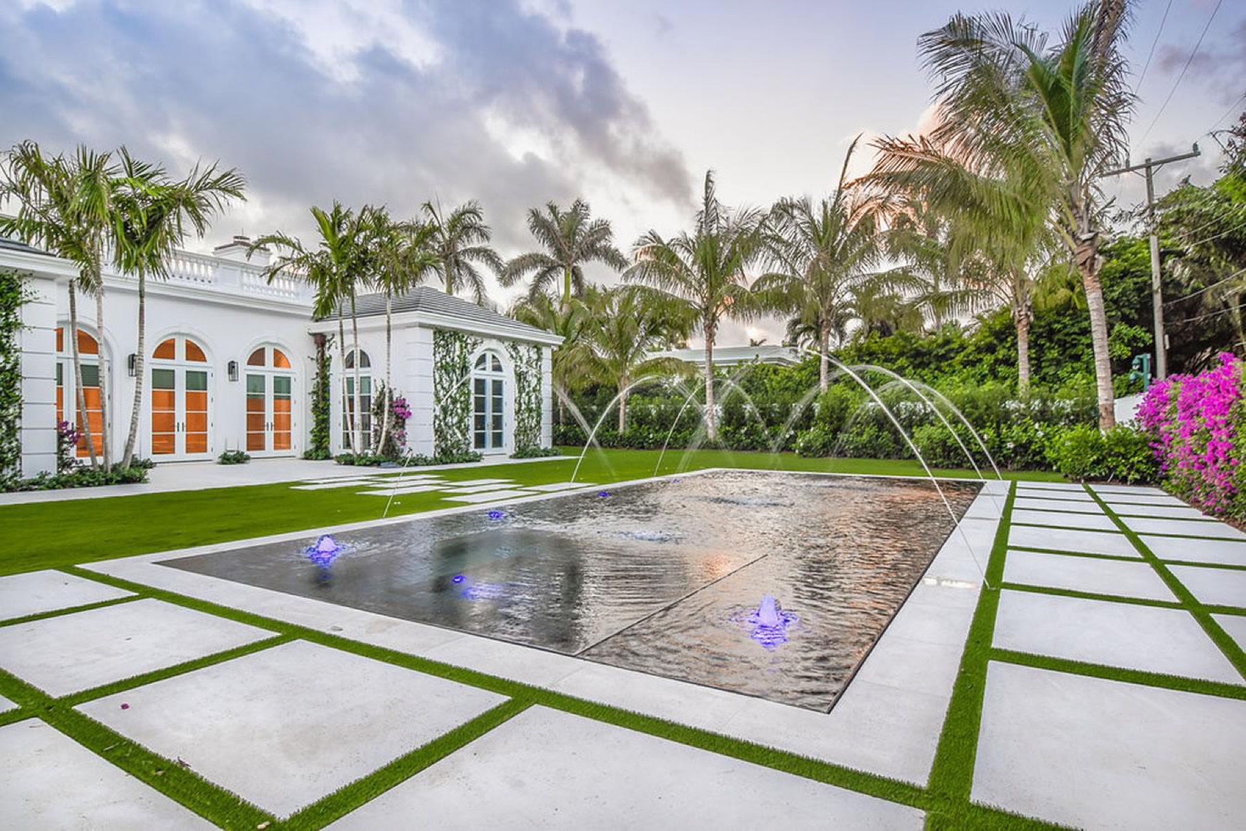 Courtyard reflecting pool with laminar jets